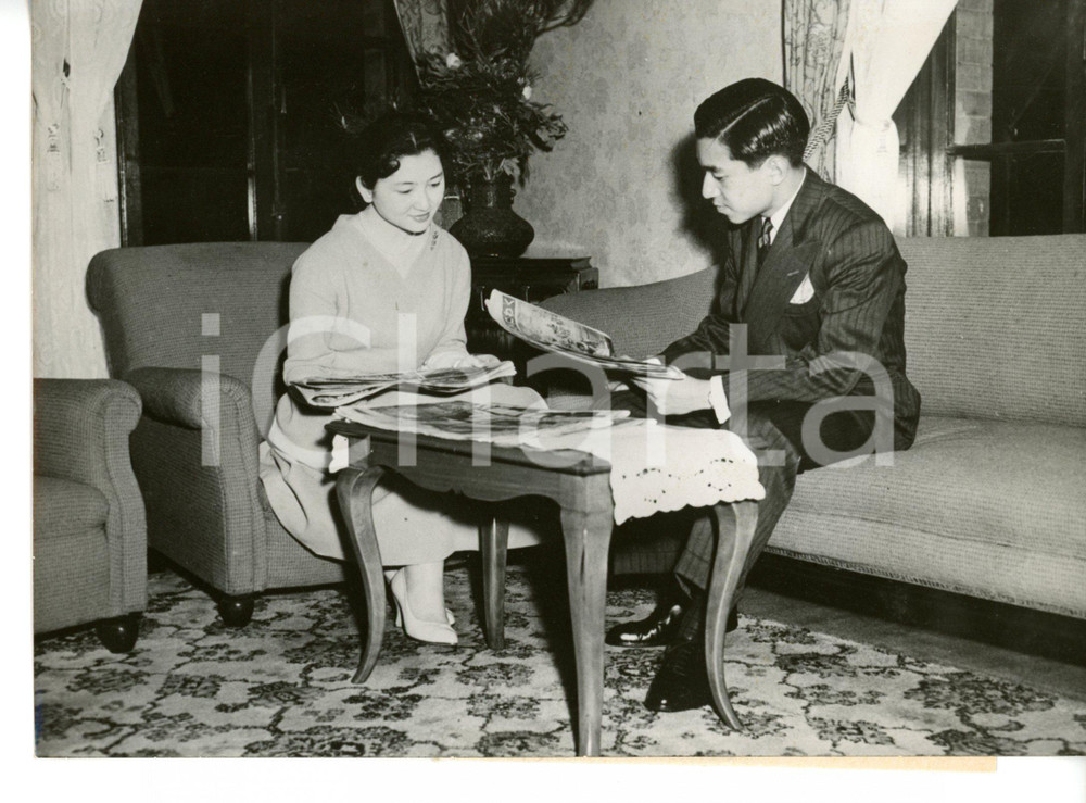 1959 TOKYO Principe AKIHITO legge il giornale con la moglie MICHIKO Foto 18x13