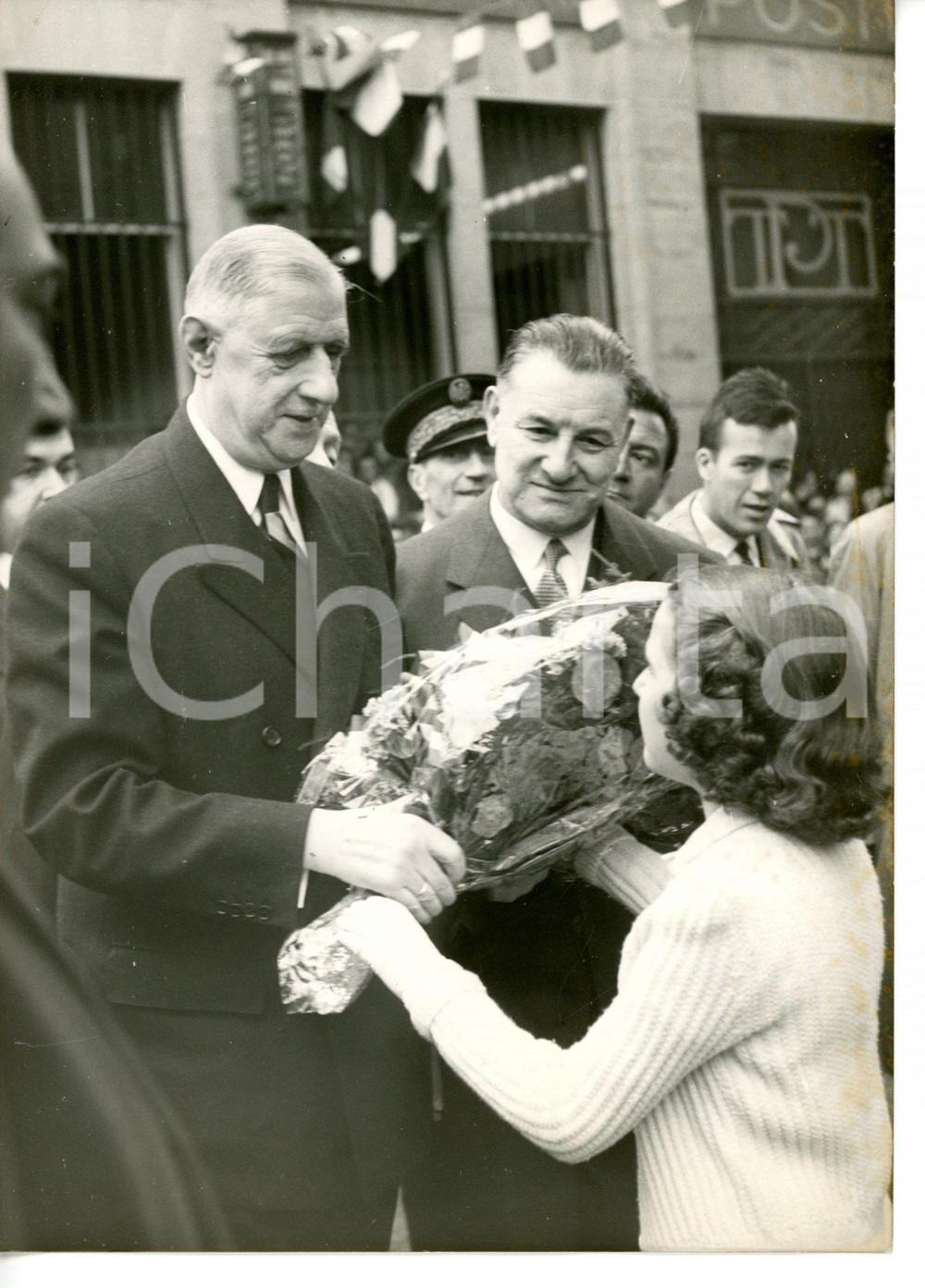 1959 SENS (FRANCIA) Presidente Charles DE GAULLE riceve bouquet da una bambina