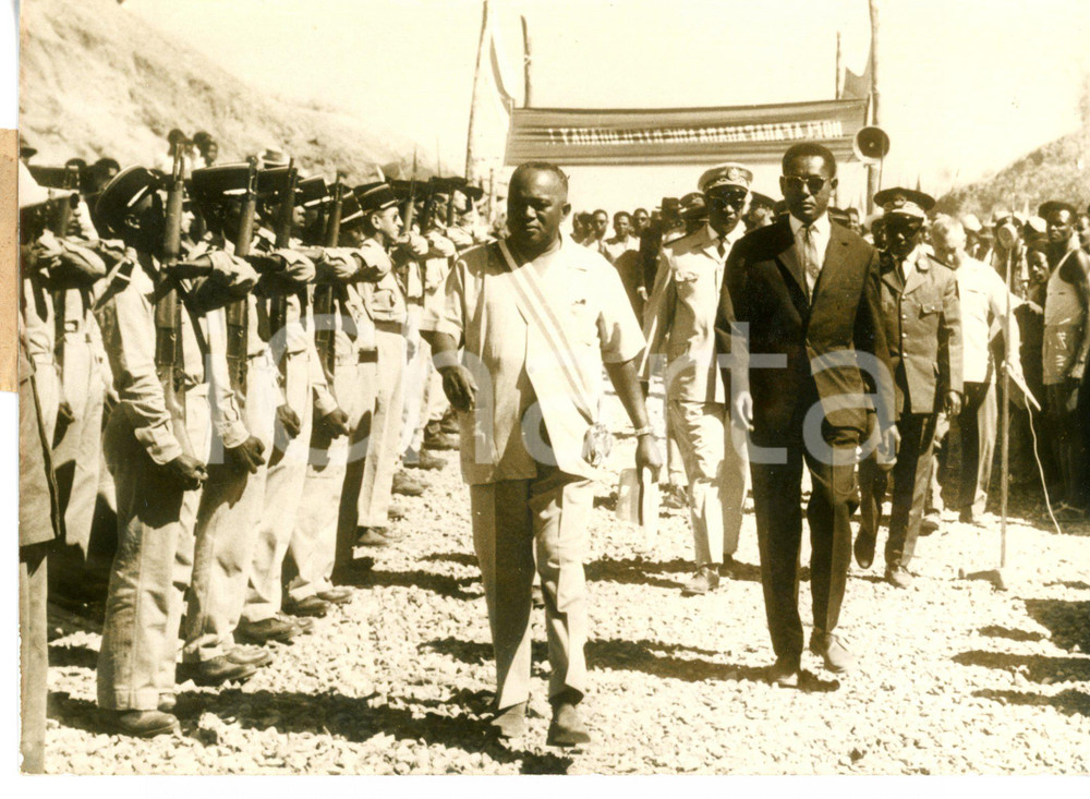 1961 BEHARA (MADAGASCAR) Philibert TSIRANANA passa in rassegna rivista militare