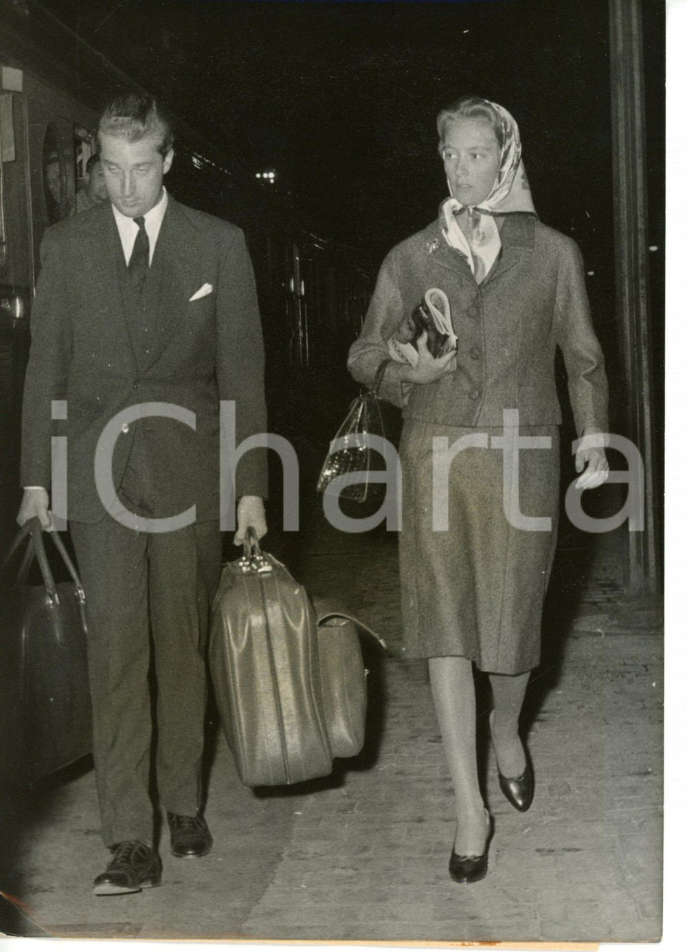 1959 PARIS Alberto del BELGIO con Paola RUFFO di CALABRIA alla stazione Foto