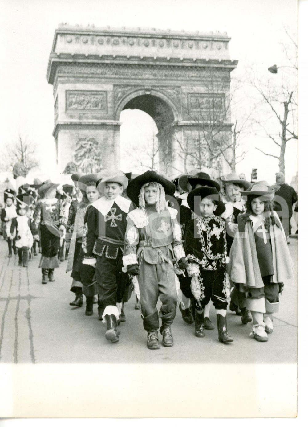 1959 PARIS Arc de Triomphe - Bambini in costume festeggiano il Carnevale Foto
