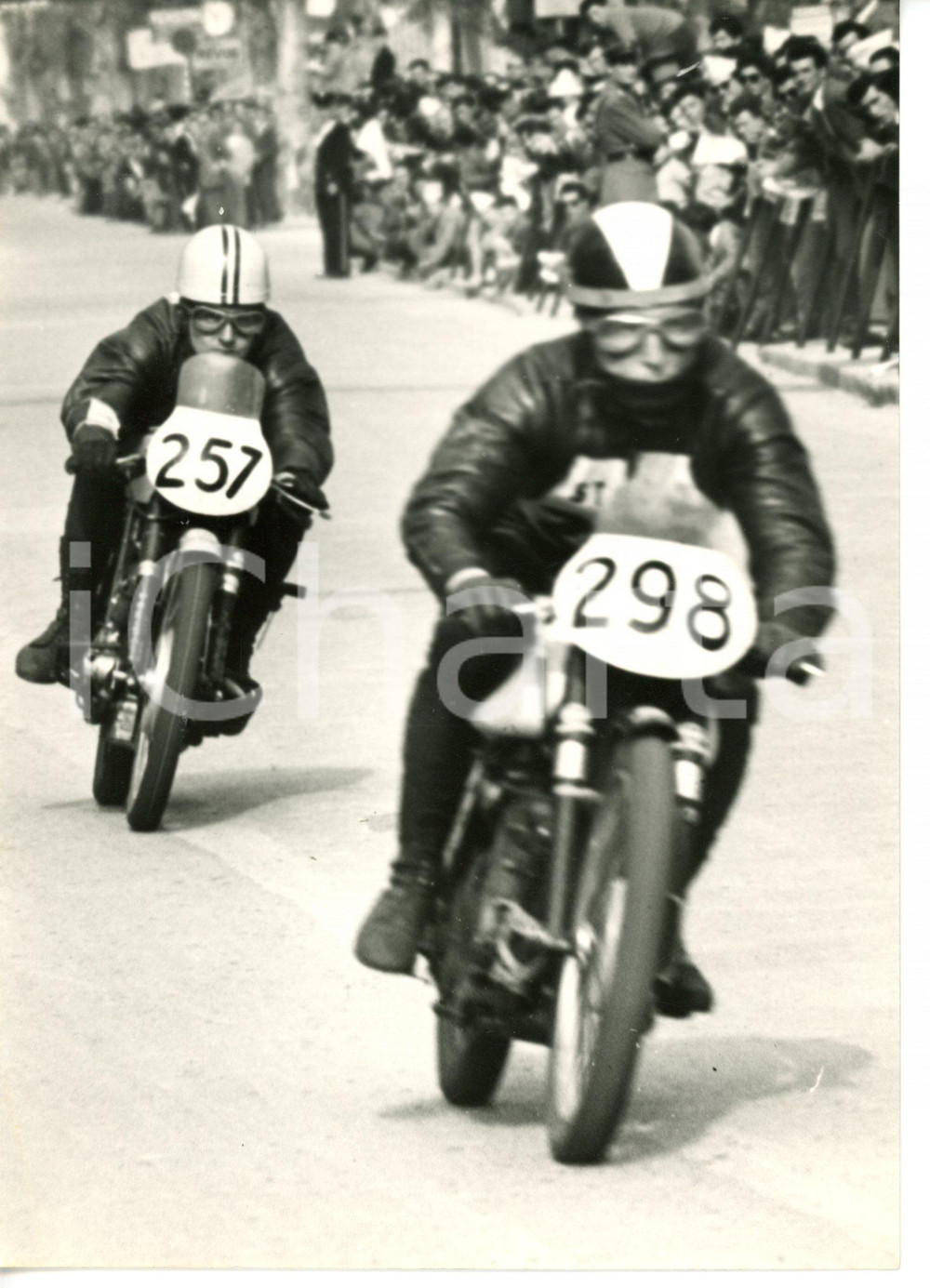 1955 ca MOTOCICLISMO Passaggio di Franco FRANCESCHINI e Franco CARRANO Foto