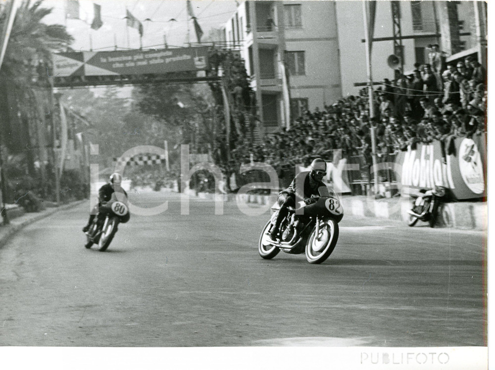 1955 CIRCUITO DI OSPEDALETTI Libero LIBERATI insegue Orlando VALDINOCI - Foto