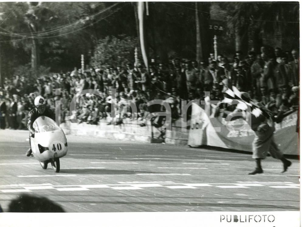1955 CIRCUITO DI OSPEDALETTI Romolo FERRI taglia il traguardo Foto 24x18 cm