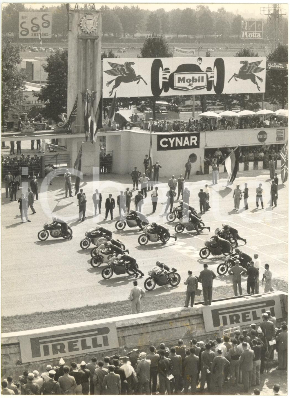 1958 AUTODROMO DI MONZA - GP DELLE NAZIONI - Partenza delle moto classe 350 Foto