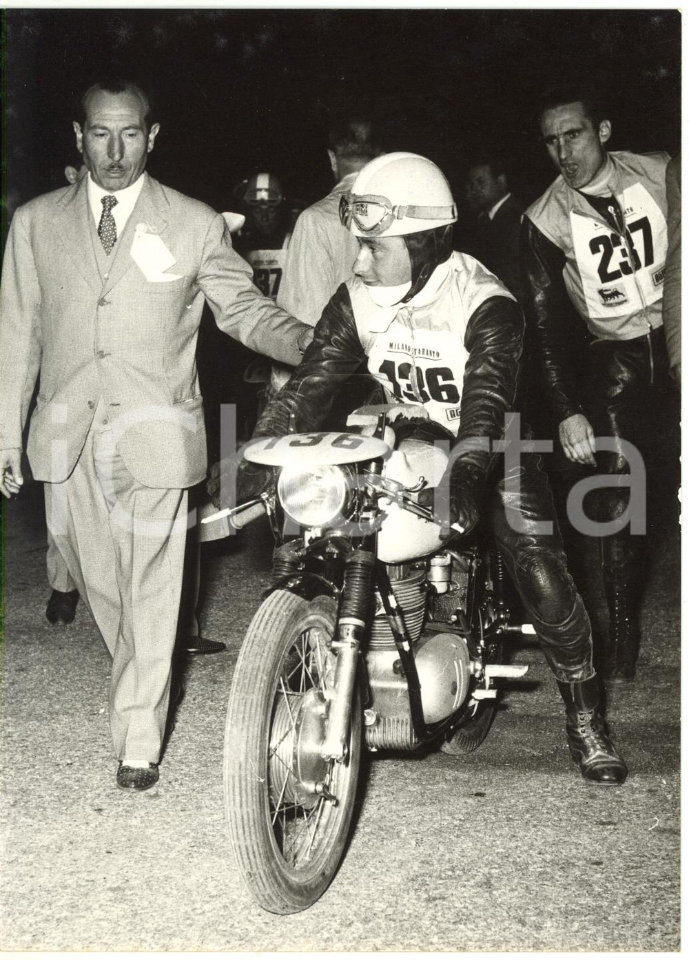 1956 MILANO - TARANTO Partenza di Osvaldo PERFETTI su moto BIANCHI 175 *Foto Fotografia d'epoca con didascalia coeva al verso.  CONDIZIONI: FAIR (lievi difetti di stampa, lieve ondulatura al margine destro) FORMATO:  13x18 cm     originale e autentica 1