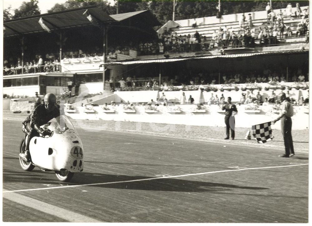 1957 FRANCORCHAMPS MOTOGP - Jack BRETT taglia il traguardo su moto NORTON *Foto 