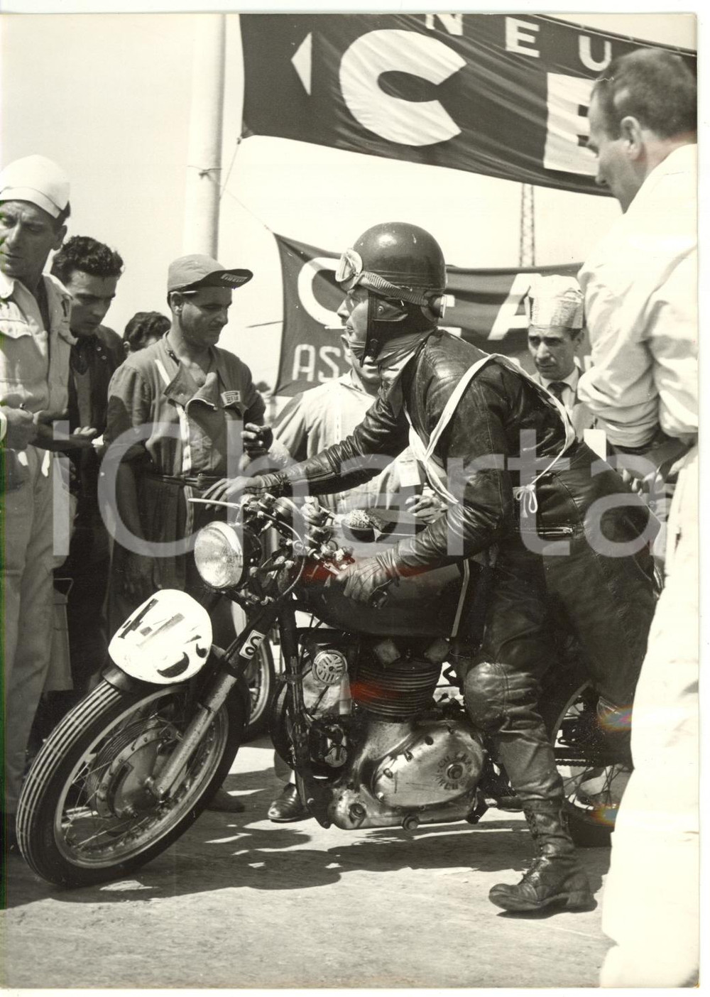 1954 MILANO-TARANTO Orlando VALDINOCI primo alla tappa di ROMA su GILERA 500 (1)