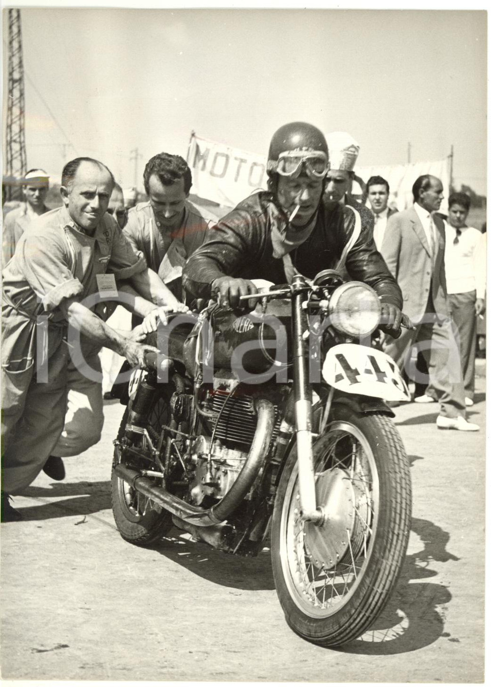 1954 MILANO-TARANTO Tappa ROMA Orlando VALDINOCI spinge GILERA 500 con meccanici