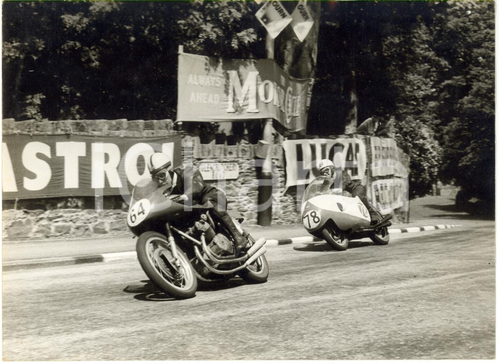 1957 ISOLA DI MAN - John SURTEES su MV AGUSTA seguito da Bob McINTYRE su GILERA