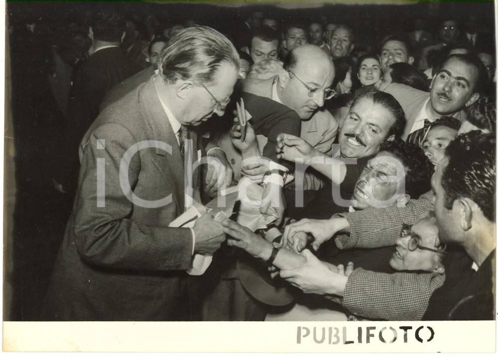 1953 PALERMO - Alcide DE GASPERI riceve lettere dai cittadini dopo un comizio