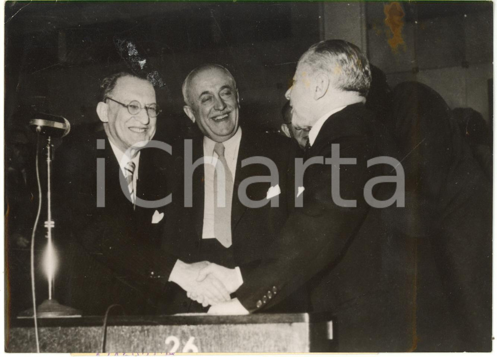 1954 STRASBURGO - CECA Paul BEYNAUD stringe la mano ad Alcide DE GASPERI *Foto