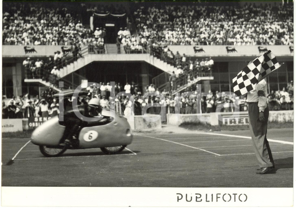 1955 MONZA - GP DELLE NAZIONI - Sbandieratore segnala vittoria di Carlo UBBIALI 