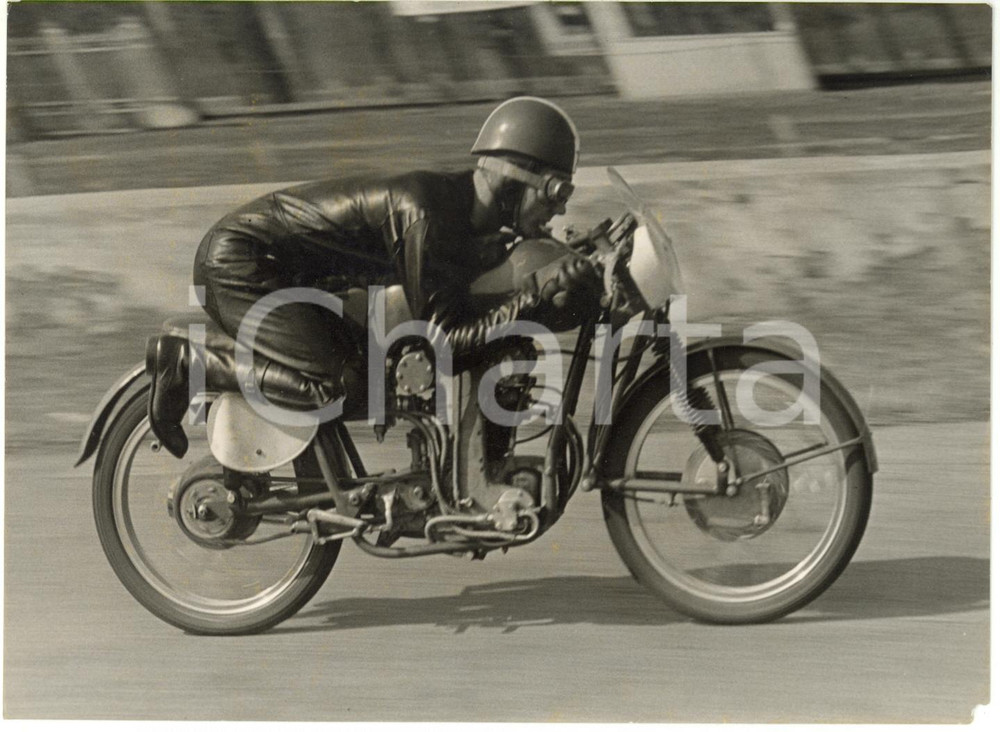 1955 ca AUTODROMO DI MONZA Carlo UBBIALI testa MV AGUSTA monocilindrica bialbero