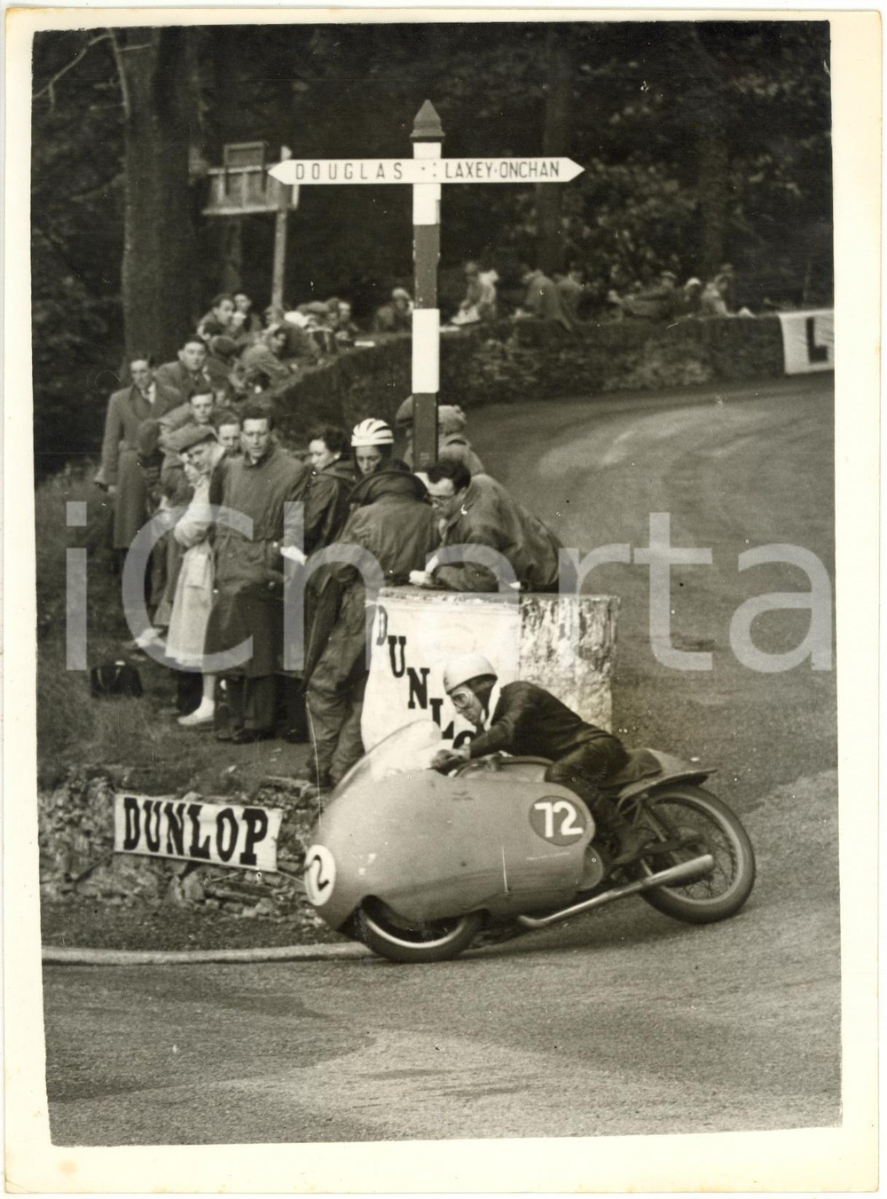 1956 ISOLA DI MAN Tourist Trophy - Pubblico osserva Ken KAVANAGH su MOTO GUZZI