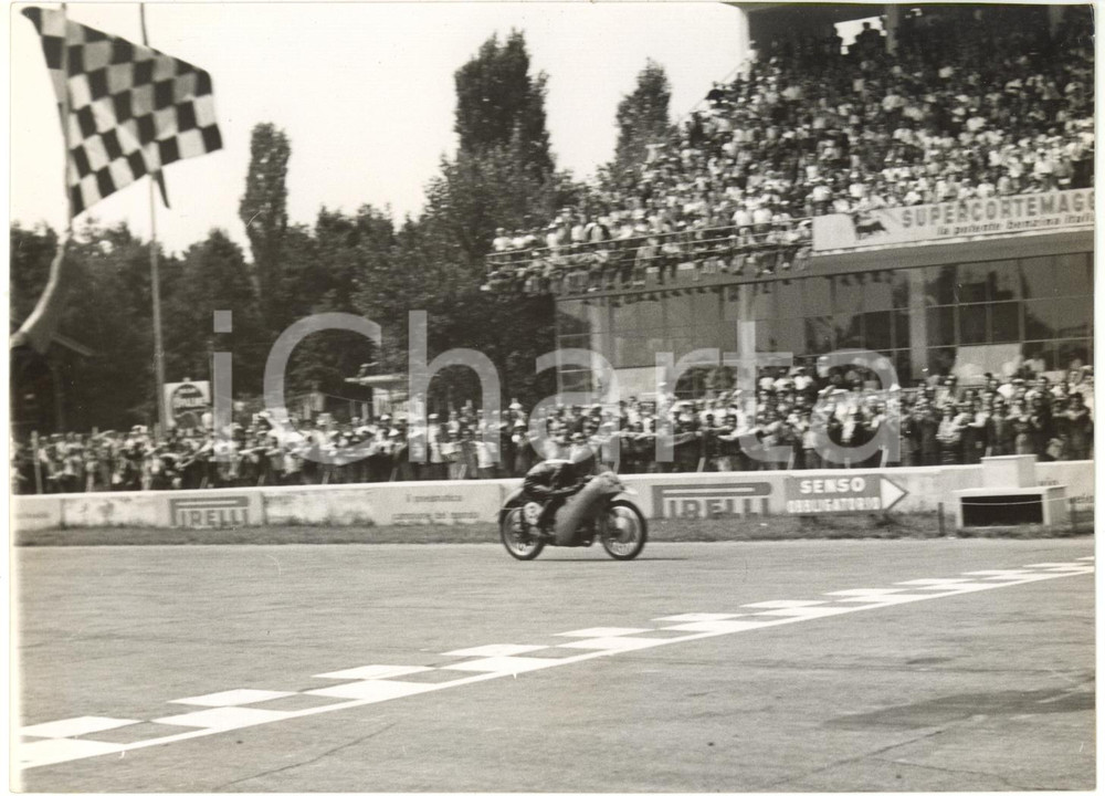 1953 MONZA GP DELLE NAZIONI Enrico LORENZETTI taglia il traguardo su MOTO GUZZI