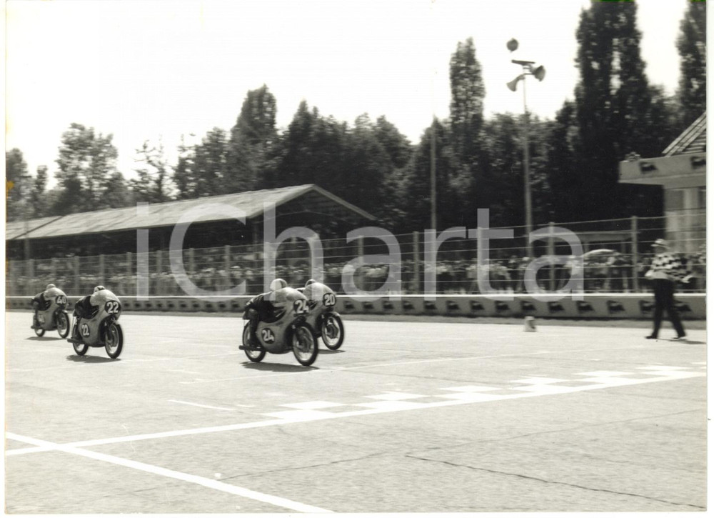 1962 MONZA GP DELLE NAZIONI Teisuke TANAKA Luigi TAVERI Tommy ROBB al traguardo