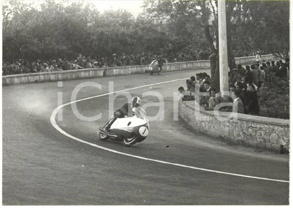 1957 SIRACUSA MOTOCICLISMO Pubblico osserva Alfredo MILANI su moto GILERA 350