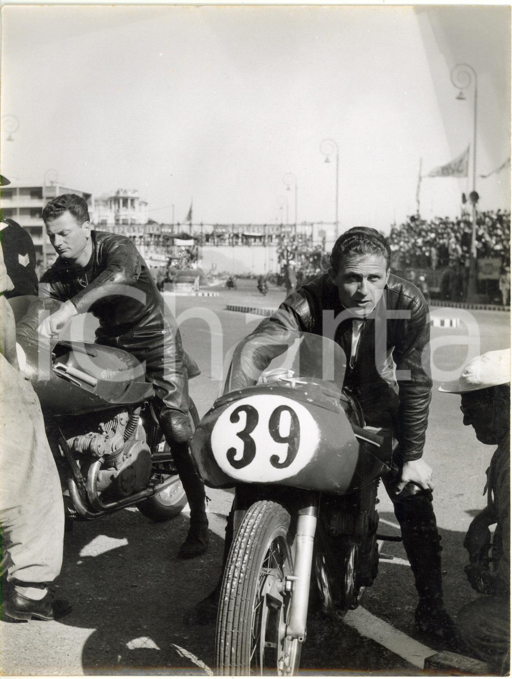 1955 LIDO DI GENOVA COPPA SHELL Piloti GILERA si preparano prima della partenza