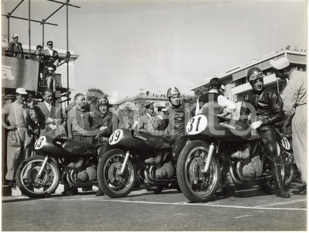 1955 LIDO DI GENOVA - COPPA SHELL Piloti su moto GILERA alla griglia di partenza