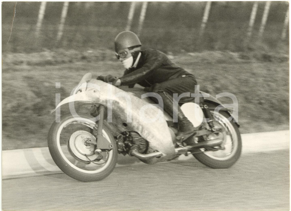 1955 ca MONZA GP DELLE NAZIONI - Alano MONTANARI su MOTO GUZZI durante prove (2) Fotografia d'epoca con didascalia coeva al verso.  CONDIZIONI: FAIR (lievi sovraimpressioni; piccola piegatura all'angolo superiore sinistro; lievi difetti di stampa) FORMATO: 18x13 cm     originale e autentica 1
