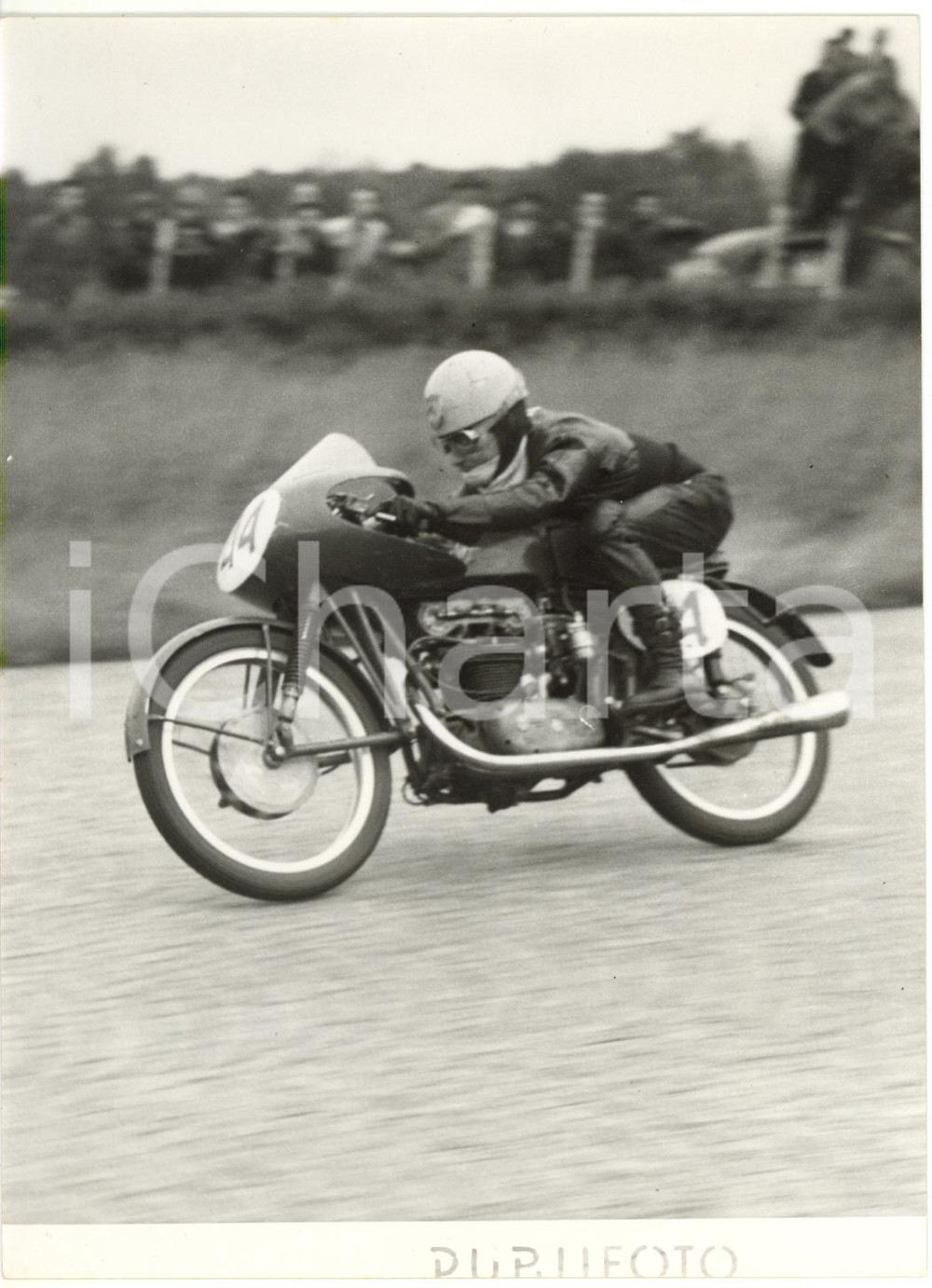 1955 ca AUTODROMO MONZA Curva del Porfido - Guido SALA su MV AGUSTA Classe 125 Fotografia d'epoca con didascalia coeva al verso.  CONDIZIONI: G (lievi sovraimpressioni; lievi difetti di stampa) FORMATO: 13x18 cm     originale e autentica 1