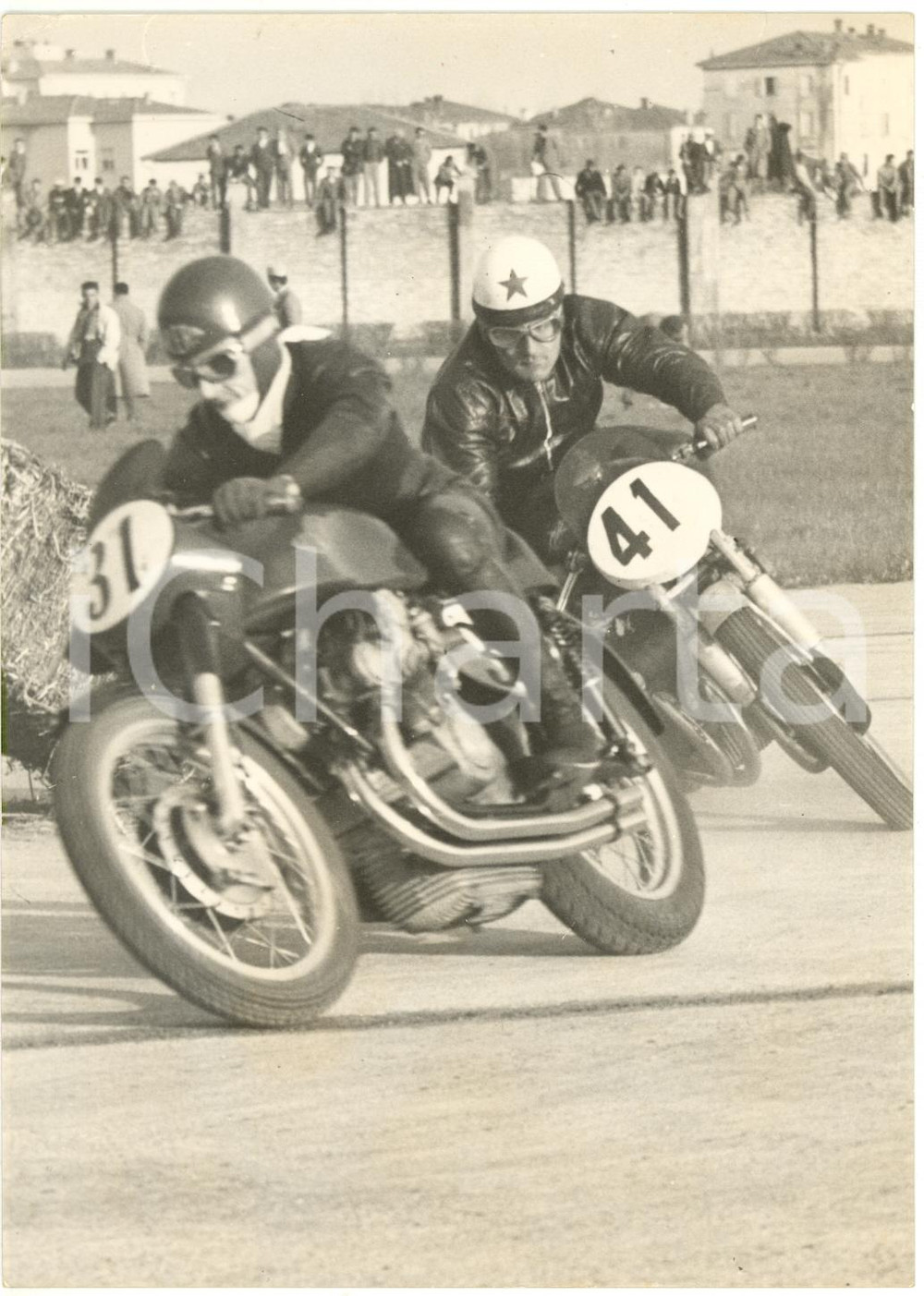 1955 ca MODENA Umberto MASETTI su GILERA seguito da Carlo BANDIROLA su MV AGUSTA Fotografia d'epoca con didascalia coeva al verso.  CONDIZIONI: POOR (lievi sovraimpressioni; lievi difetti di stampa; piccolo strappo al margine superiore; minima piegatura dell'angolo superiore sinistro) FORMATO: 13x18 cm     originale e autentica 1