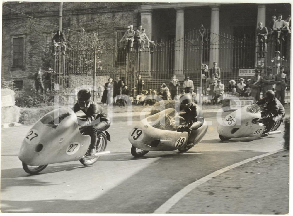 1954 CIRCUITO DI CODOGNO Angelo COPETA e Roberto COLOMBO su MV AGUSTA 125 *Foto Fotografia d'epoca con didascalia coeva al verso.  CONDIZIONI: POOR (lievi sovraimpressioni; lievi difetti di stampa; minime piegature angolari; macchia evidente nella parte centrale) FORMATO: 18x13 cm     originale e autentica 1