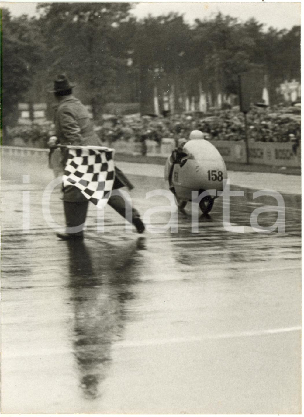 1957 HOCKENHEIMRING MOTOGP - Carlo UBBIALI taglia il traguardo su MV AGUSTA 125