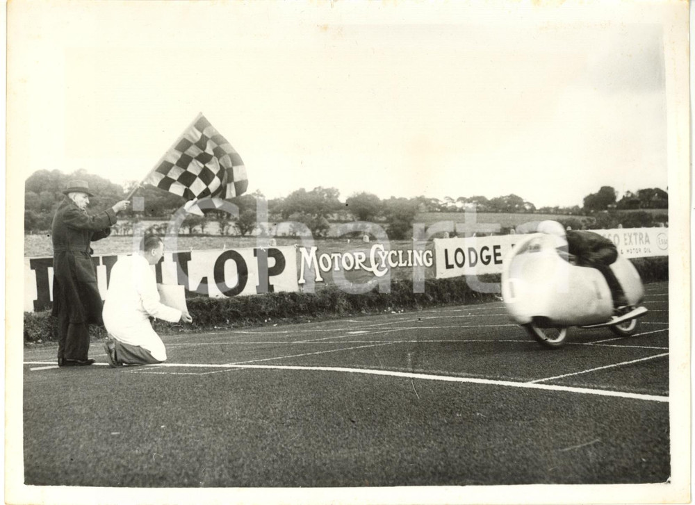 1956 DUNDROD - ULSTER GRAND PRIX Sbandieratore segnala vittoria di Carlo UBBIALI