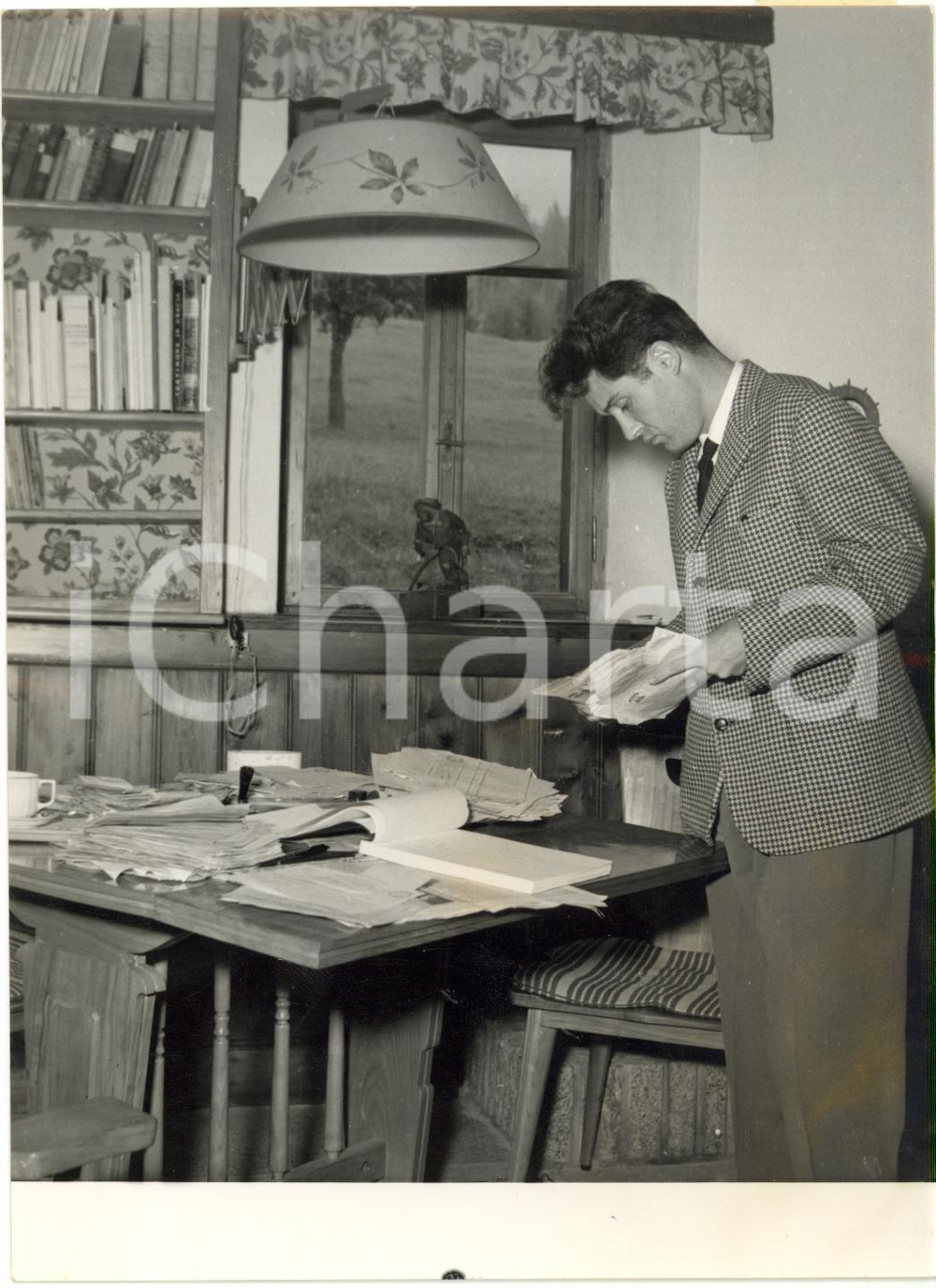 Fotografia d epoca originale 1954 SELLA VALSUGANA Piero CATTI legge telegrammi per morte di Alcide DE GASPERI 1