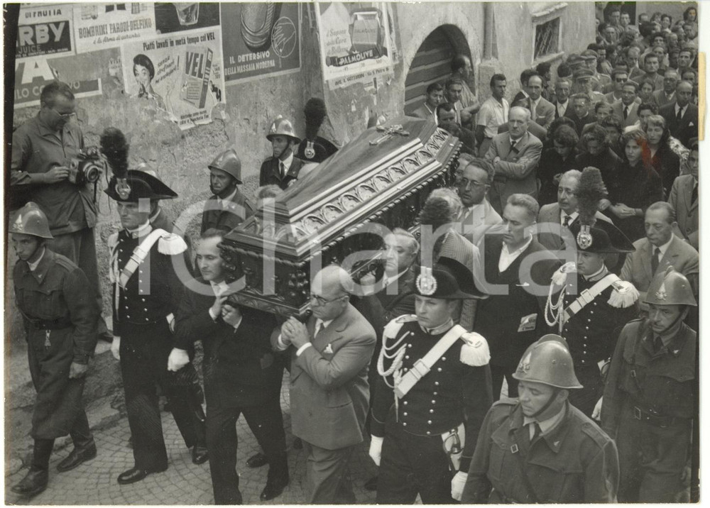 1954 BORGO VALSUGANA - Funerali Alcide DE GASPERI Guido GONELLA porta la bara 1