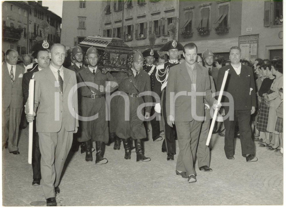 1954 BORGO VALSUGANA Funerali Alcide DE GASPERI Vigili del Fuoco portano la bara