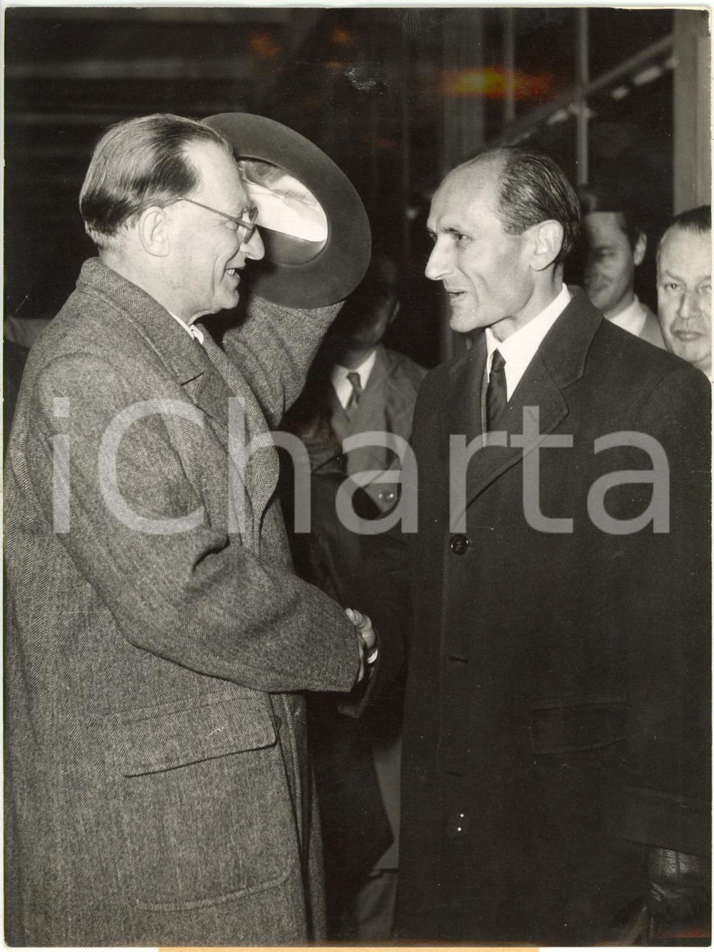 1953 BONN Alcide DE GASPERI stringe la mano all'ambasciatore Mario PINNA CABONI