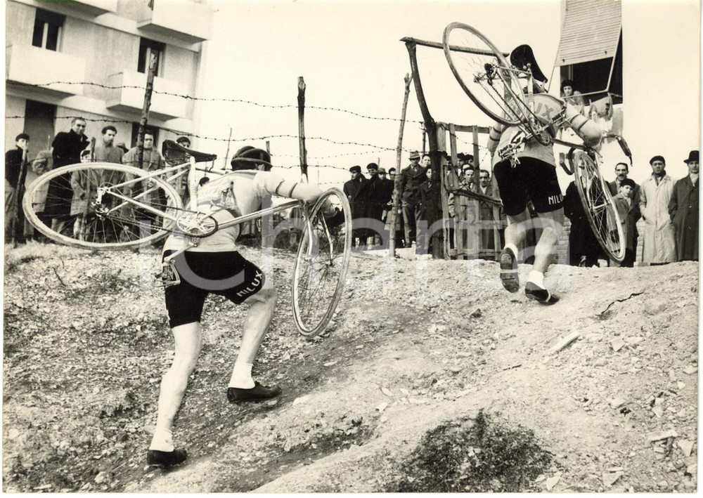 1956 GENOVA - CICLOCROSS Dante BENVENUTI e Mario ROSSI con bici in spalla (1)