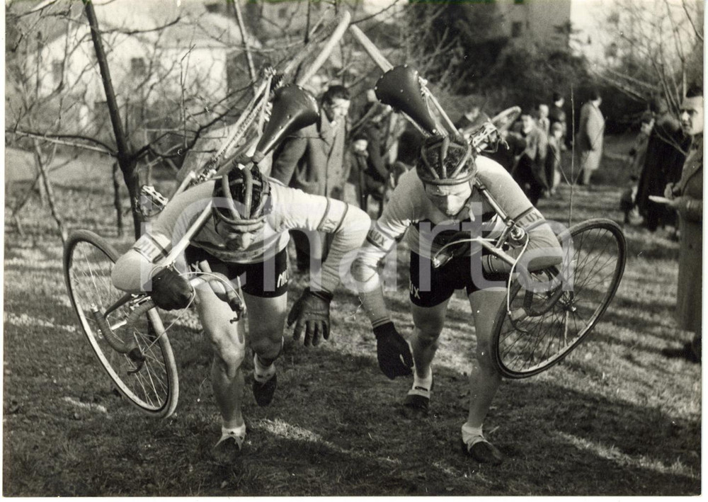 1956 GENOVA - CICLOCROSS Dante BENVENUTI e Mario ROSSI con bici in spalla (2)