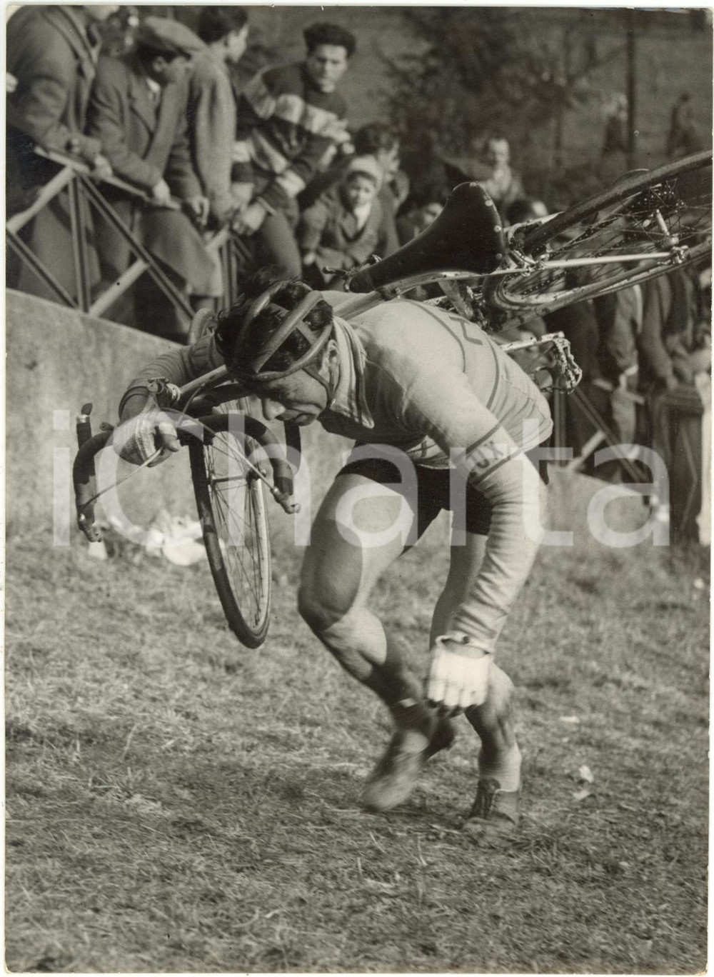 1955 ca ITALIA CICLOCROSS Luigi MALABROCCA scala pendio con bici in spalla *Foto