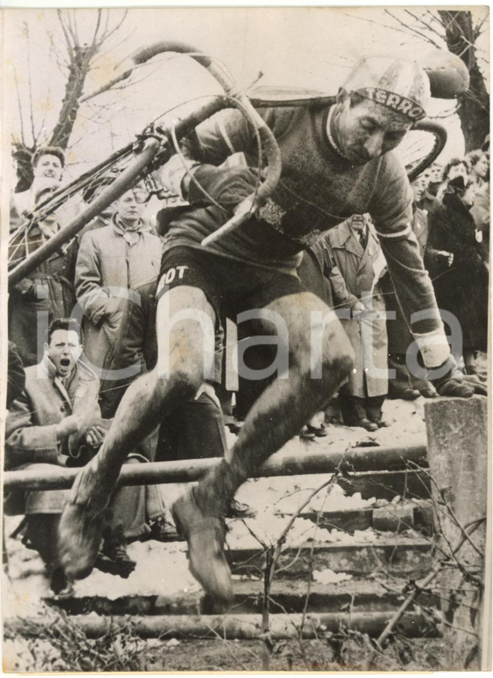 1955 SAARBRÜCKEN Mondiali CICLOCROSS Andrè DUFRAISSE salta ostacolo duranta gara