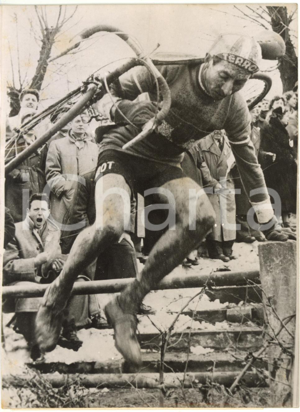 Fotografia d epoca originale 1955 SAARBRÃœCKEN Mondiali CICLOCROSS AndrÃ¨ DUFRAISSE salta ostacolo duranta gara 1