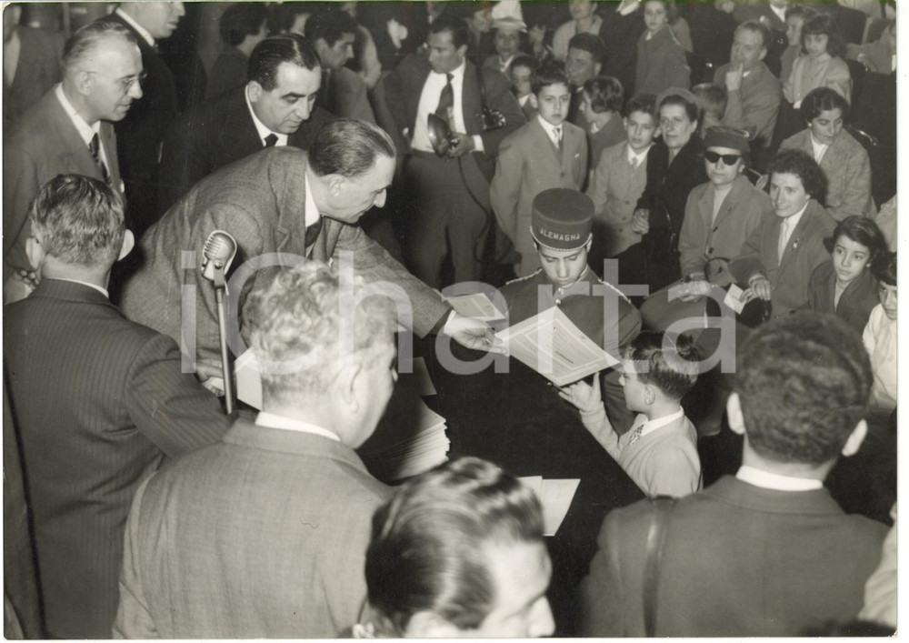 1957 MILANO CINEMA CORSO - Provveditorato premia primi della classe elementari