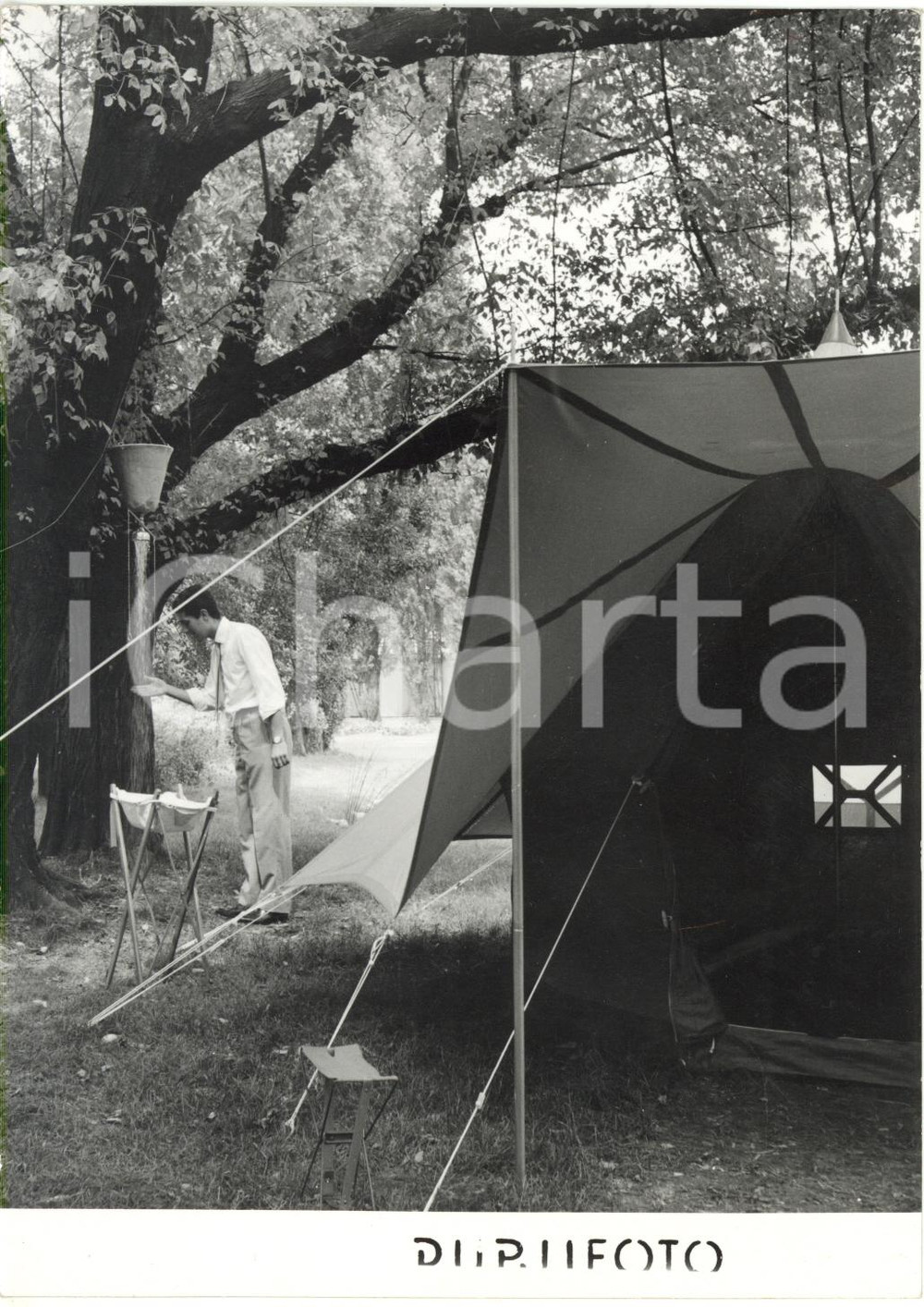 1954 X TRIENNALE DI MILANO Dimostrazione funzionamento doccia da campeggio *Foto