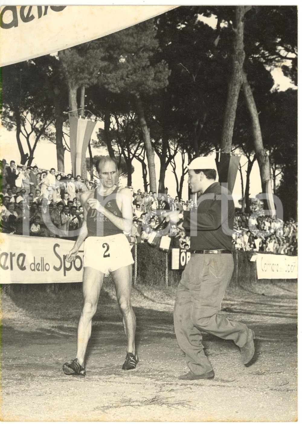 1958 XXXII GIRO DI ROMA Pino DORDONI riceve bottiglia d'acqua durante la marcia