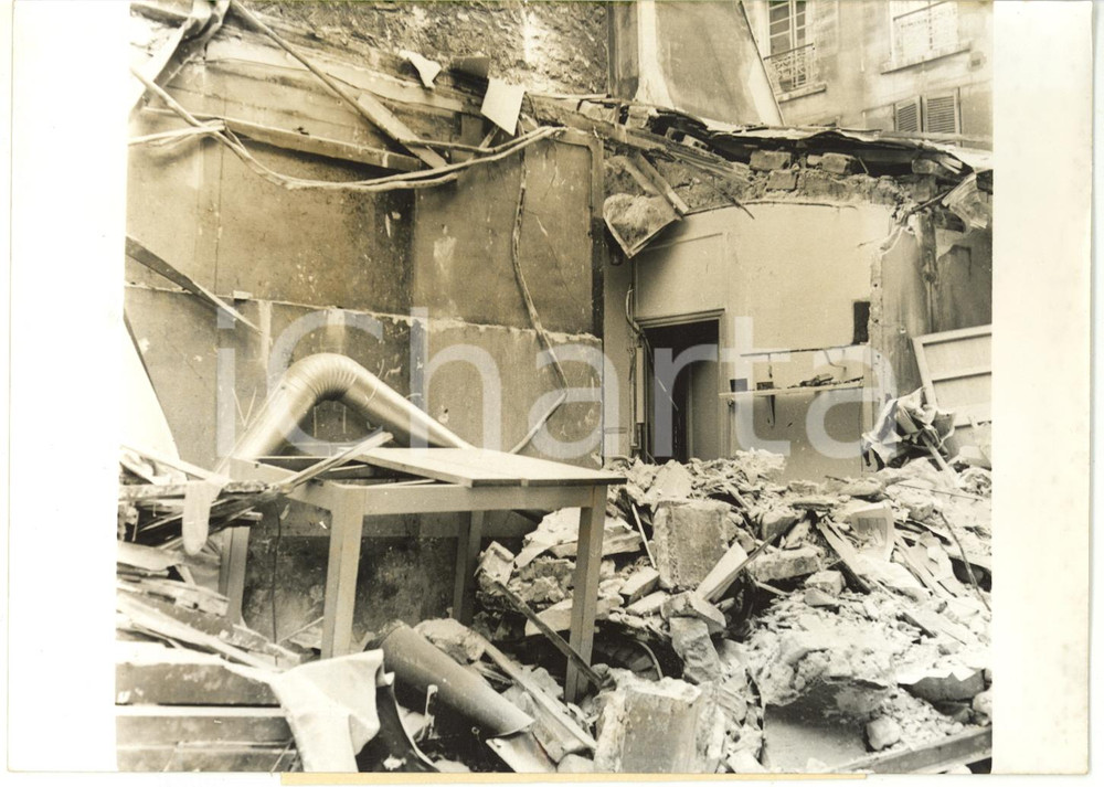 1960 PARIS RUE CLAUDE-DECAEN Explosion immeuble - Gravats magasin de chaussures