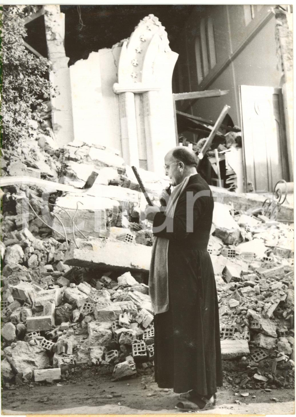 1954 ALGERIE - SÉISME D'ORLEANSVILLE - Prêtre devant une église en ruines *Photo