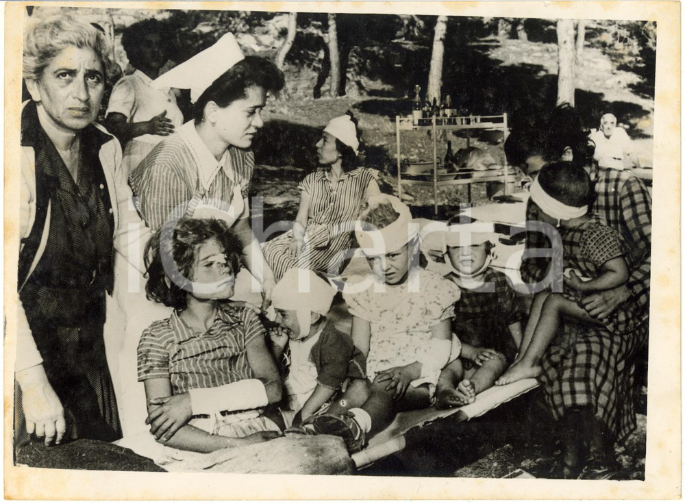 1954 ARGOSTOLI - IONIAN EARTHQUAKE - Children injured waiting to be evacuated