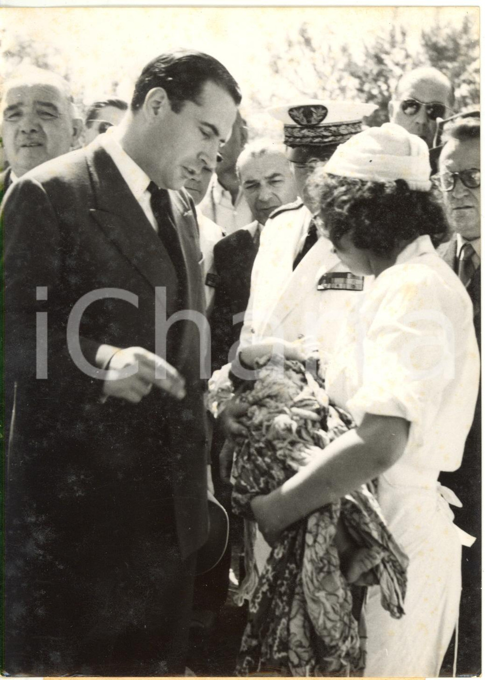 Fotografia d epoca originale 1954 ALGERIE  SÃ‰ISME D ORLEANSVILLE  FranÃ§ois MITTERRAND avec un bÃ©bÃ© blessÃ© 1