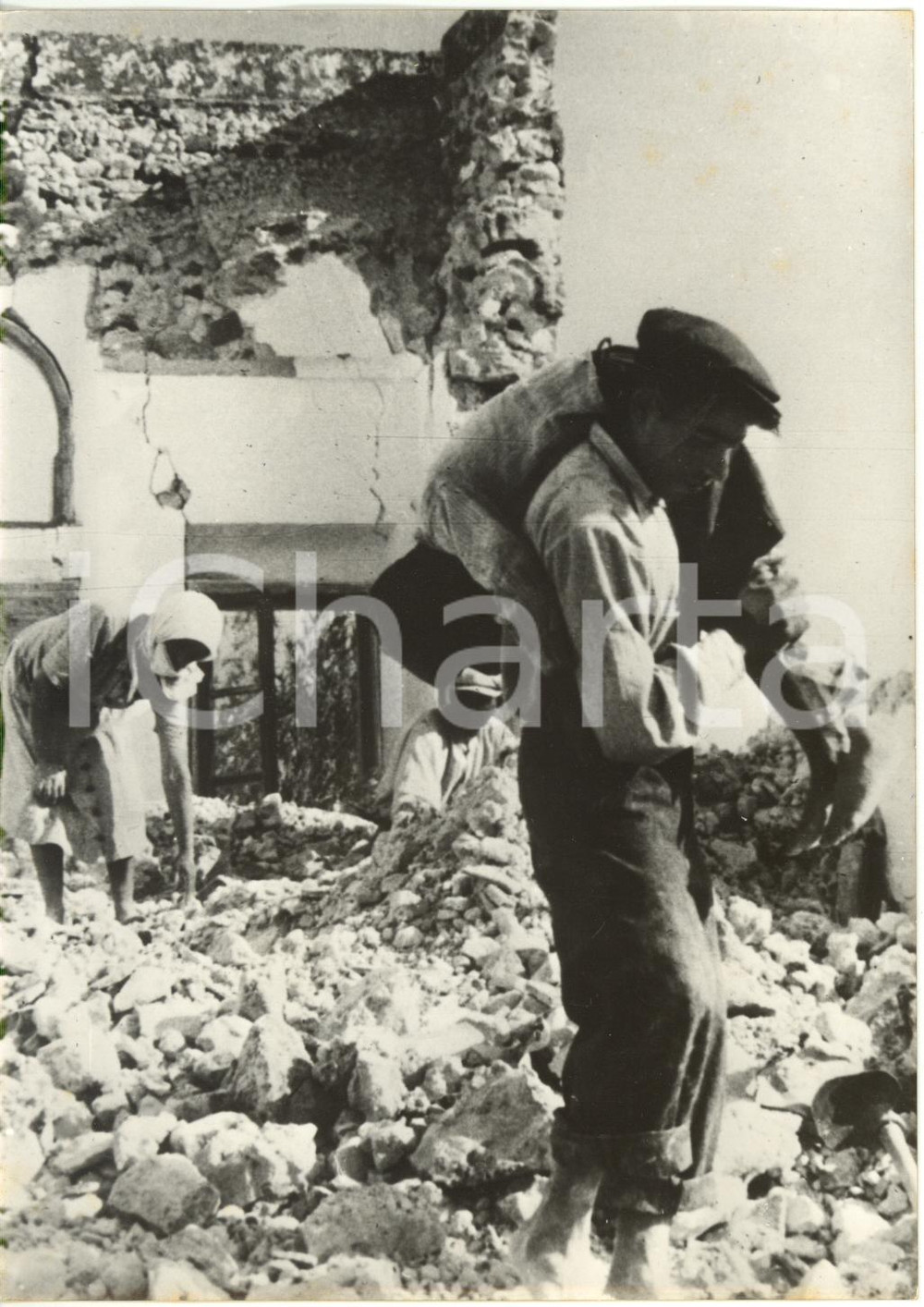 1956 TERREMOTO DI SANTORINI - Bambino ferito nel crollo della sua abitazione 