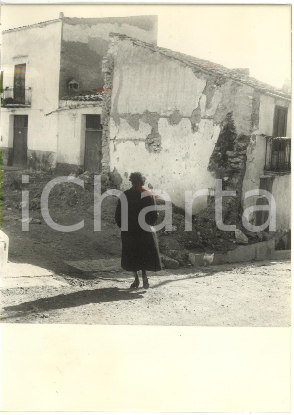 1954 TERREMOTO DI GRISÌ (PA) - Donna cammina tra macerie di abitazioni crollate