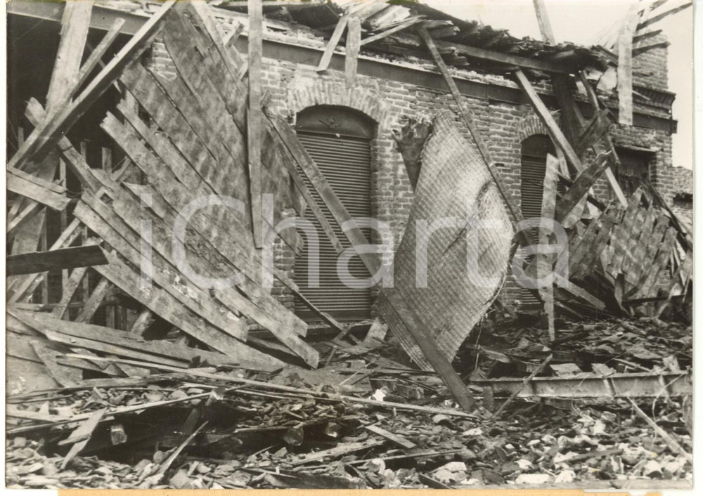 1953 TURKEY - YENICE-GÖNEN EARTHQUAKE - Collapse of a building's roof *Photo 