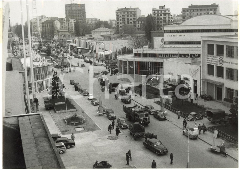 1954 MILANO 32^ Fiera Campionaria Internazionale - Preparativi per inaugurazione Fotografia d'epoca con didascalia coeva al verso.  CONDIZIONI: POOR (varie ondulature; lievi sovraimpressioni; lievi aloni) FORMATO: 18x13 cm     originale e autentica 1